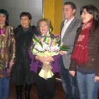 La periodista Yolanda Ordás, junto al alcalde, y las ediles, antes del pregón de fiestas.