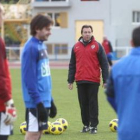 Carlos Granero, corrige con algunos jugadores los fallos que el equipo manifestó frente al Rayo.