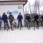 Los políticos que asistieron a la inauguración utilizaron las nuevas bicicletas de montaña.