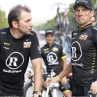 Armstrong, derecha, conversa con Johan Bruynel.