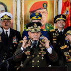 El ministro de Defensa, Vladimir Padrino López, junto a otros altos mandos militares manifiesta su apoyo al presidente Maduro.