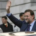 Rajoy saluda a un grupo de personas convocadas por la AVT en protesta por el atentado