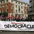 En el centro, Reguero y Vega abrieron la manifestación en defensa de la Democracia. FERNANDO OTERO
