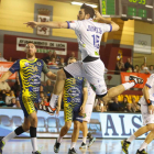 Juanjo Fernández lanza a portería durante el partido ante el Cangas del pasado sábado. JESÚS F. SALVADORES