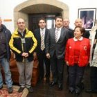 El alcalde, el edil de Deportes y el director de Proyecto Hombre, ayer con los patrocinadores de la