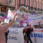 Decenas de personas participan en una manifestación del Día Internacional de la Mujer en León