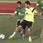 Cesc, a la derecha, es baja en la selección.