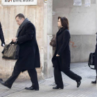 El exsocio de Iñaki Urdangarin en el Instituto Nóos, Diego Torres, acompañado de su mujer, Ana María Tejeiro, a su llegada hoy a los juzgados de la capital balear.