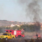 Efectivos del Cuerpo de Bomberos sofocan el incendio en los accesos a la LE-30.