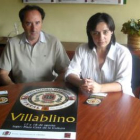 Miguel González y Olga Santiago con el cartel de fiestas.
