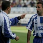 El técnico local da instrucciones a Jechu para forzar la quinta amarilla