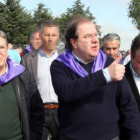 Herrera, junto a Fernández Santiago, al llegar a la campa.