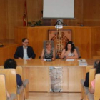 La alcaldesa, en el medio, preside la mesa durante el curso.