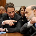 El secretario del Tesoro de EE.UU., Tim Geithner y el presidente de la Reserva Federal, Ben Bernanke