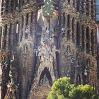 Acción de activistas de Greenpeace en la Sagrada Família, este viernes.