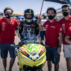 Sergio González Vallinas con los integrantes de su equipo, el Alma Racing Team, antes de la carrera. DL
