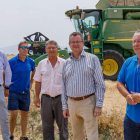 El consejero rodeado de agricultores. PABLO MARTÍN