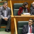 Eguiguren, Laura Garrido y José Antonio Pastor, detrás de Patxi López, en la cámara vasca.
