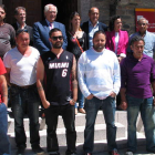 Los alumnos, junto a Arias, García y responsables locales.