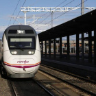 Un tren de Alta Velocidad llega a una estación.