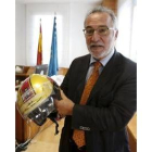 Pere Navarro, director general de Tráfico, con un casco de motorista