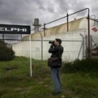 Un fotógrafo toma una imagen a la factoría Delphi en Puerto Real