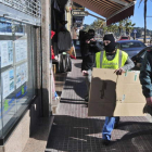 Miembros de la Guardia Civil entran en la inmobiliaria.
