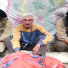 El ciudadano francés Hervé Gourdel, flanqueado por dos yihadistas, en una imagen del vídeo publicado este lunes por el grupo Soldados del Califato.