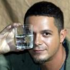 El cantante Alejandro Sanz muestra un vaso de agua con motivo de una de sus promociones