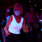 Una mujer baila en Sitges, primer ensayo del ocio nocturno de la pandemia. ALEJANDRO GARCÍA