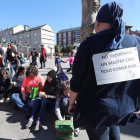 Padres y alumnos del colegio Jesús Maestro, en la protesta de la semana pasada. L. DE LA MATA