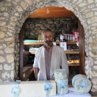 Vicente Mateo con los quesos de leche cruda de cabra que fabrica artesanalmente en Los Espejos de la Reina.
