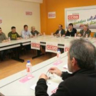 La imagen muestra a los presidentes de comités de empresa bercianos exponiendo la situación a los di