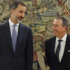 Joan Baldoví saluda al Rey durante su audiencia en el palacio de la Zarzuela.