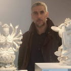 Enrique Perezalba Red con su obra Weeping Deity (derecha). DL