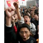 Jóvenes chinos gritan consignas contra Japón en Pekín