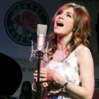 Leire Martínez interpreta un tema durante su presentación en Madrid