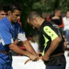 Uno de los juchadores más destacados de la temporada, Héctor García, coloca el cinto a un rival