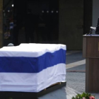 El vicepresidente de EEUU, Joe Biden, pronuncia unas palabras ante el féretro de Ariel Sharon, en los funerales de Estado, este lunes en Jerusalén.
