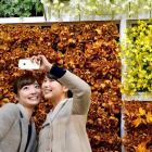 Dos chicas se hacen un selfi en una feria de flores en Japón.