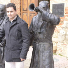 El escultor José Román, frente el conjunto con el que Sahagún homenajea a su Semana Santa.