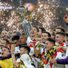 Los jugadores de River Plate festejaron la consecución de su cuarta Copa Libertadores sobre el césped del Santiago Bernabéu. JUANJO MARTÍN