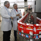 Antonio Silván visitó la factoría guiado por el director general de Lactiber, Emilio de León. RAMIRO