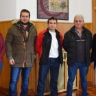 Los voluntarios, Prieto,  Manzano y Simón, junto al alcalde y la concejala Piedad del Río.