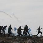 Manifestantes palestinos huyen de los gases lacrimógenos en un campo de refugiados cerca de Ramala.