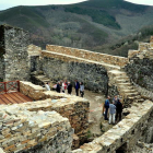 El castillo de Sarracín es accesible por un camino desde Vega.