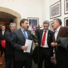 En primer término los alcaldes de Ponferrada, Monforte y O Barco, con los empresarios detrás.