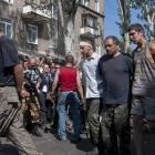 Los rebeldes prorrusos hacen desfilar a sus prisioneros de guerra ucranianos.