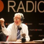 El presentador de «Protagonistas», Luis del Olmo, emitiendo su espacio en Punto Radio