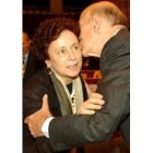 Ana Palacio besa a Giscard D'Estaing ayer en el Parlamento Europeo